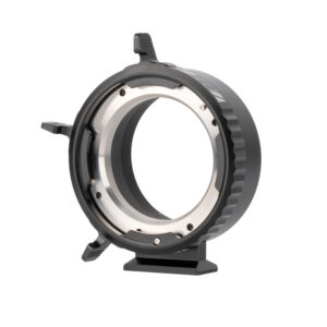 1709813685_634 Viltrox PL - GFX Adapter on metallinen kameran objektiivisovitin, jossa on pyöreä aukko, kaksi ulkonevaa vipua ja litteä kiinnitysalusta valkoisella pohjalla.