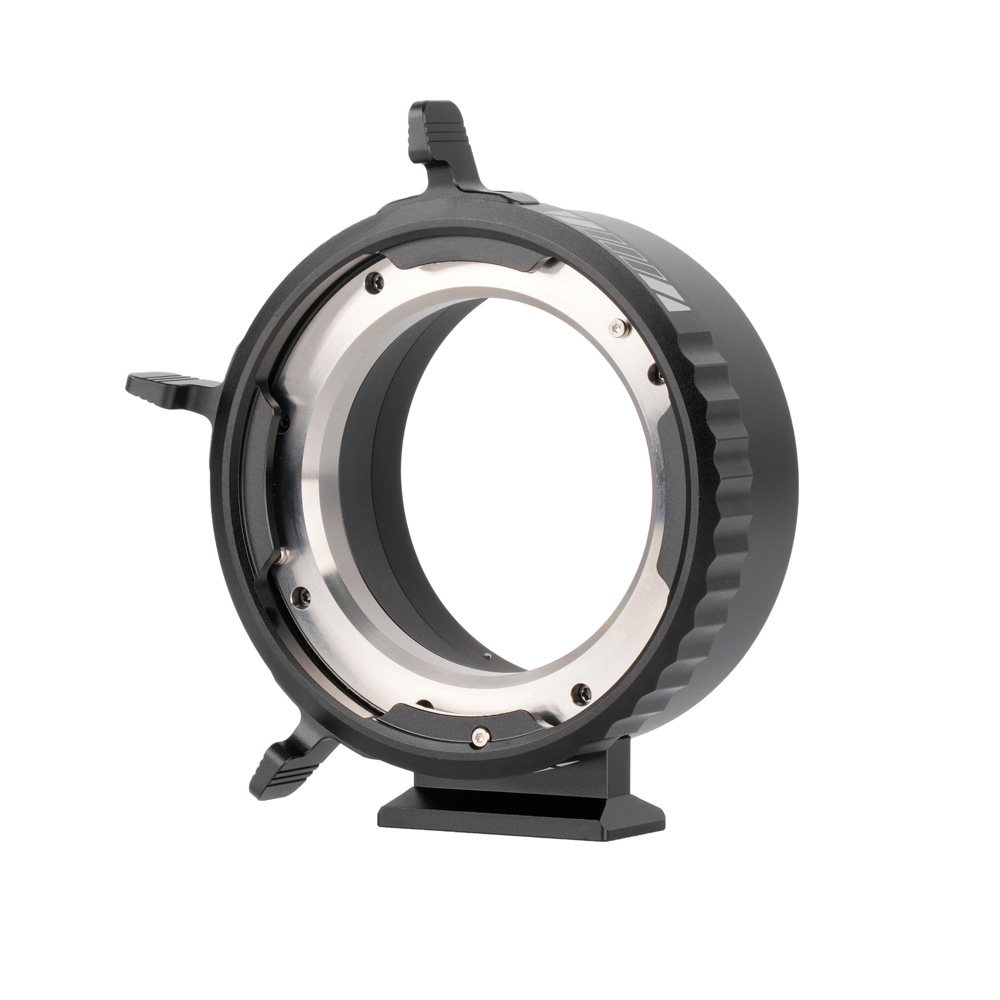 1709813685_634 Viltrox PL - GFX Adapter on metallinen kameran objektiivisovitin, jossa on pyöreä aukko, kaksi ulkonevaa vipua ja litteä kiinnitysalusta valkoisella pohjalla.