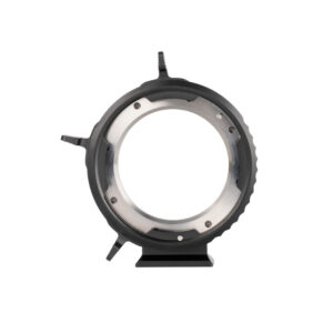 1709813685_965 Etupuolen lähikuva Viltrox PL - GFX Adapterista, mustasta pyöreästä metallisesta adapterista, jossa on kolme kielekettä kameran objektiivien kiinnittämistä varten, valkoista taustaa vasten.