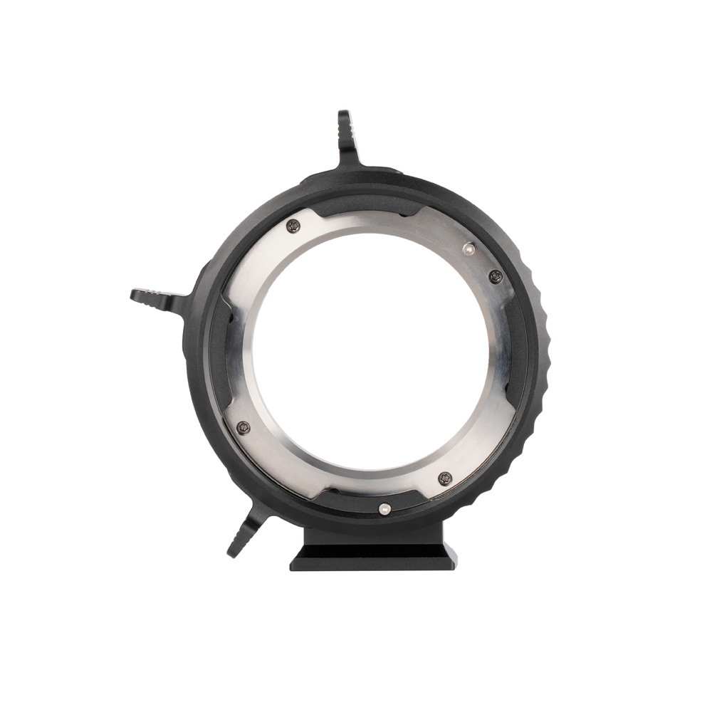 1709813685_965 Etupuolen lähikuva Viltrox PL - GFX Adapterista, mustasta pyöreästä metallisesta adapterista, jossa on kolme kielekettä kameran objektiivien kiinnittämistä varten, valkoista taustaa vasten.