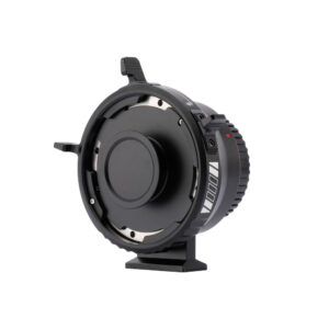 1709815543_288 Viltrox PL-RF -sovitin on musta DSLR-objektiivin kiinnityssovitin, jossa on metalliset koskettimet ja laukaisuvivut, jalustakiinnike pohjassa ja näkyvät elektroniset liittimet valkoisella pohjalla.