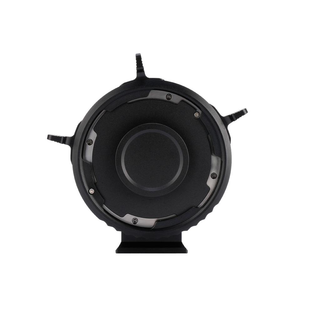 1709815552_241 Viltrox PL - RF -sovitin on pyöreä musta laite, jossa on kolme ulkonevaa kahvaa ja metalliset korostukset, kuvattuna edestä valkoista taustaa vasten.