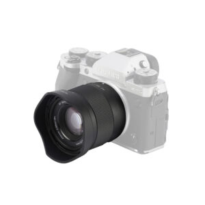 1710933420_382 Viltrox AF 56mm f/1.7 -objektiivi, Fuji X, jossa on vastavalosuoja, on asennettu puoliksi läpinäkyvään harmaaseen Fujifilm X-T5 -kameran runkoon, eristettynä valkoista taustaa vasten.
