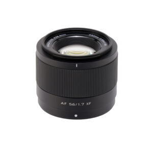 1710933420_780 Viltrox AF 56mm f/1.7 -objektiivi, Fuji X -objektiivi seisoo pystyasennossa valkoisella taustalla, ja siinä on musta runko, jossa on uurrettu tarkennusrengas ja näkyvät lasielementit päällä.