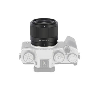 1710933421_312 Viltrox AF 56mm f/1.7 -objektiivi, Fuji X -objektiivi on asennettu harmaasävyiseen peilittömän kameran runkoon ylhäältä katsottuna.