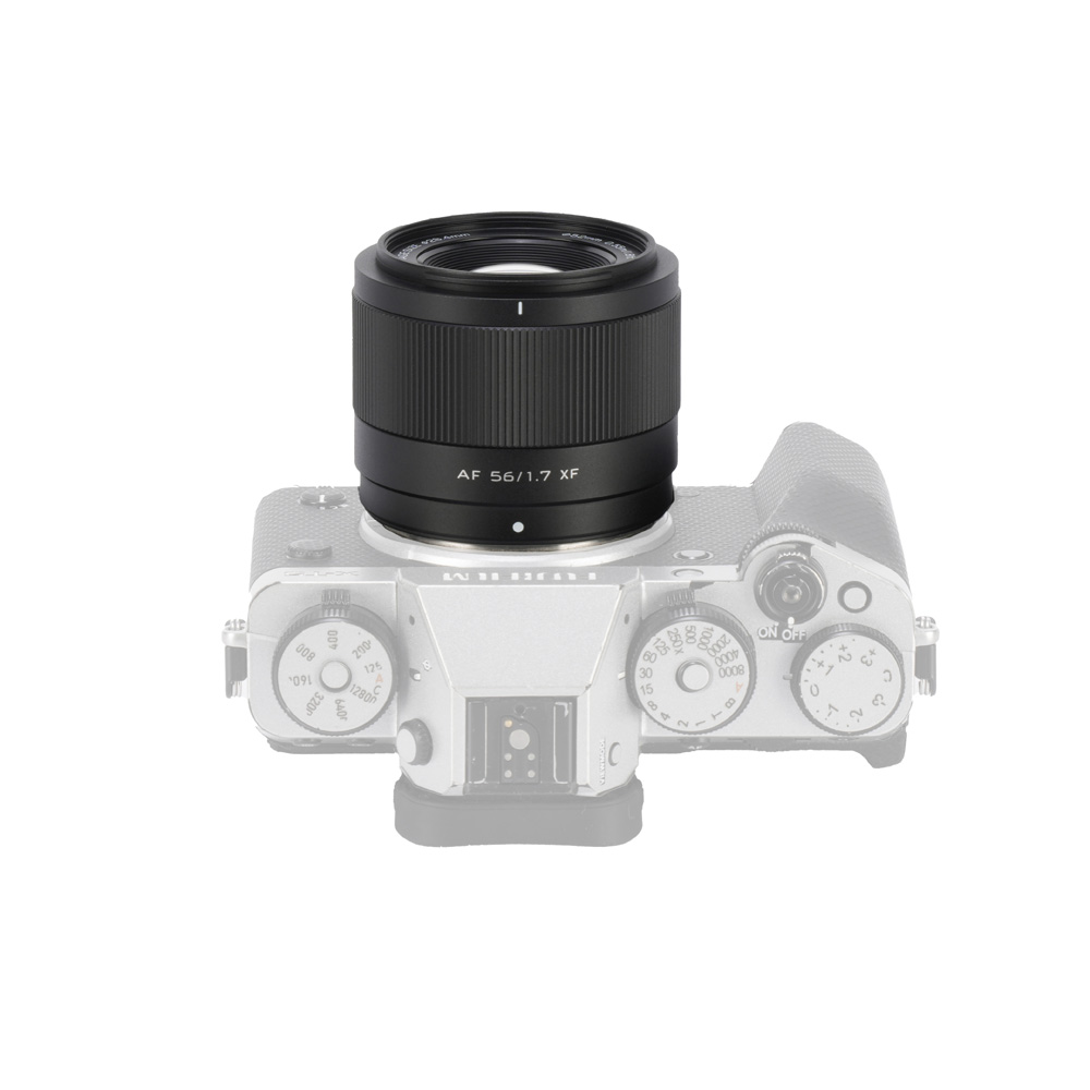1710933421_312 Viltrox AF 56mm f/1.7 -objektiivi, Fuji X -objektiivi on asennettu harmaasävyiseen peilittömän kameran runkoon ylhäältä katsottuna.