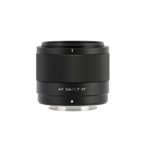 1710933421_582 Viltrox AF 56mm f/1.7 -objektiivi, Fuji X näkyy pystyssä valkoisella taustalla, ja sen tarkennusrengas ja metallinen objektiivin kiinnitys ovat näkyvissä.