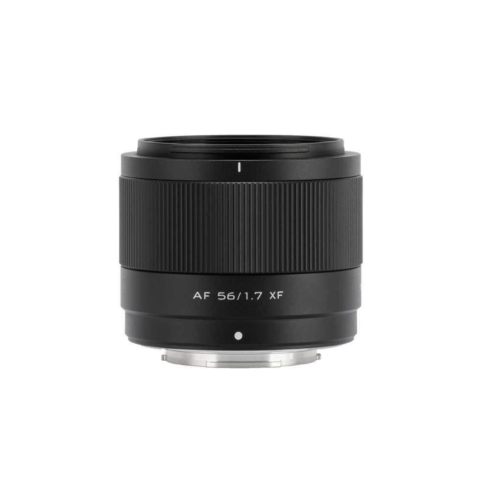 1710933421_582 Viltrox AF 56mm f/1.7 -objektiivi, Fuji X näkyy pystyssä valkoisella taustalla, ja sen tarkennusrengas ja metallinen objektiivin kiinnitys ovat näkyvissä.