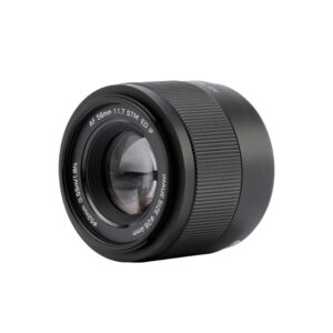 1710933434_622 Viltrox AF 56mm f/1.7 -objektiivi, Fuji X on musta kameraobjektiivi (kuvakoko: 35mm Ø52mm), jonka etupuolella on AF 56mm 1:1.7 STM ED IF -merkintä valkoista taustaa vasten.