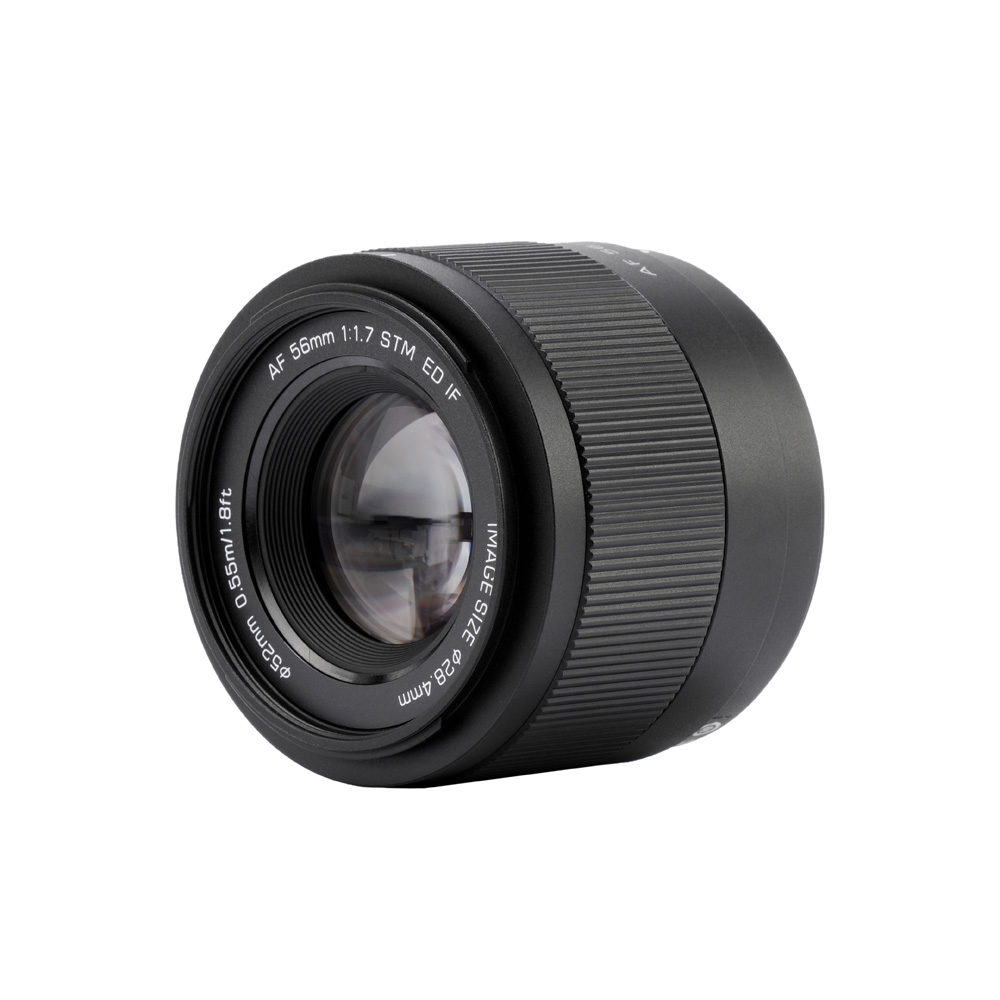 1710933434_622 Viltrox AF 56mm f/1.7 -objektiivi, Fuji X on musta kameraobjektiivi (kuvakoko: 35mm Ø52mm), jonka etupuolella on AF 56mm 1:1.7 STM ED IF -merkintä valkoista taustaa vasten.