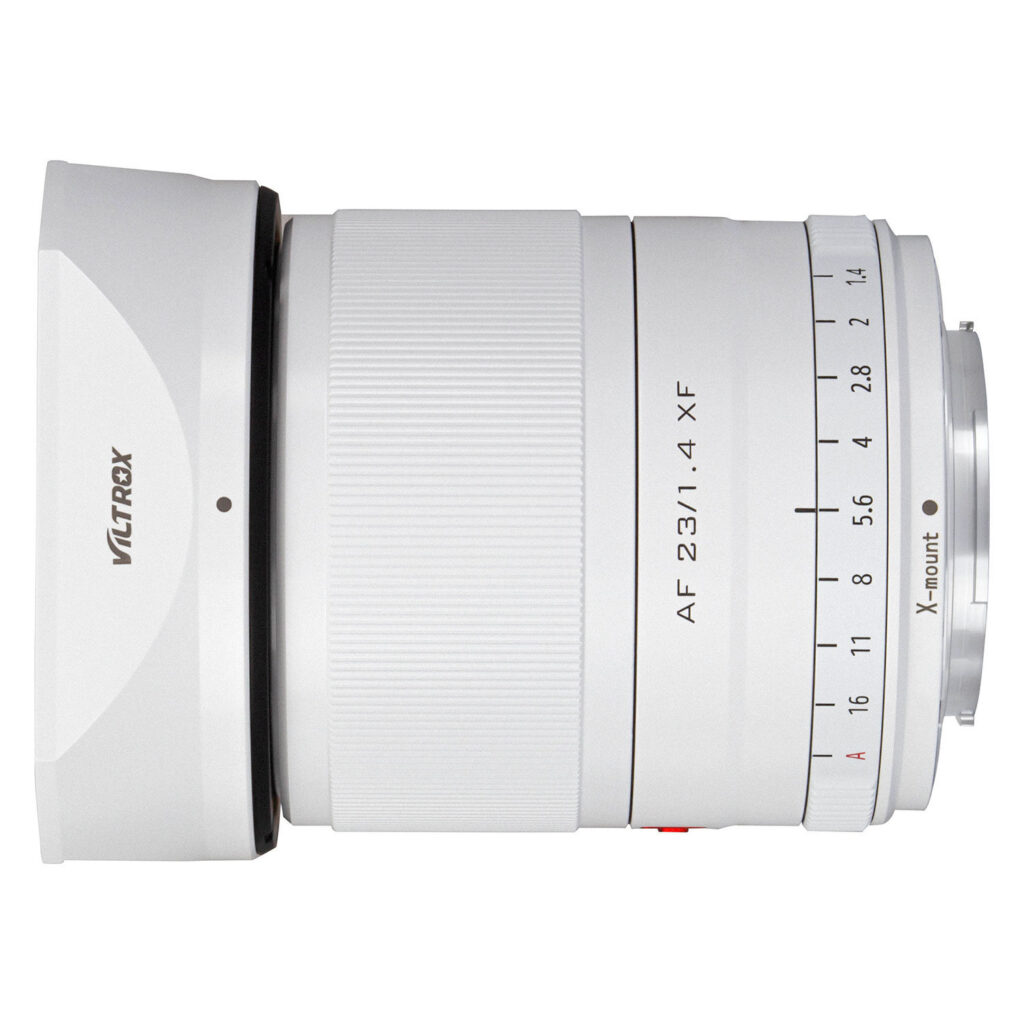 1712578058_703 Viltrox AF 23mm f/1.4 -objektiivi, Fuji X (Limited Edition White), on esillä kyljellään, jossa näkyy tarkennusrengas, aukon merkinnät ja Fuji X -kiinnitysmerkintä.