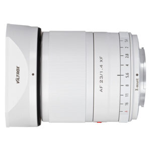 1712578058_703 Viltrox AF 23mm f/1.4 -objektiivi, Fuji X (Limited Edition White), on esillä kyljellään, jossa näkyy tarkennusrengas, aukon merkinnät ja Fuji X -kiinnitysmerkintä.