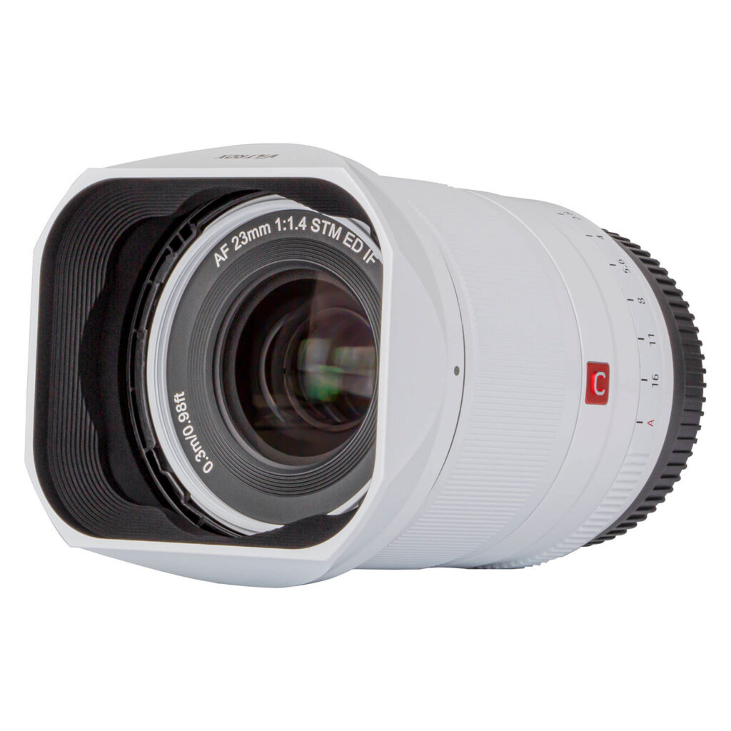 1712578063_952 Viltrox AF 23mm f/1.4 -objektiivi, Fuji X (Limited Edition White), jossa on neliönmuotoinen huppu, tarkennusrengas, punainen merkintä ja jossa on merkintä AF 23mm 1:1.4 STM ED IF, joka näkyy valkoisella taustalla.
