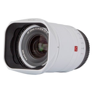 1712578063_952 Viltrox AF 23mm f/1.4 -objektiivi, Fuji X (Limited Edition White), jossa on neliönmuotoinen huppu, tarkennusrengas, punainen merkintä ja jossa on merkintä AF 23mm 1:1.4 STM ED IF, joka näkyy valkoisella taustalla.