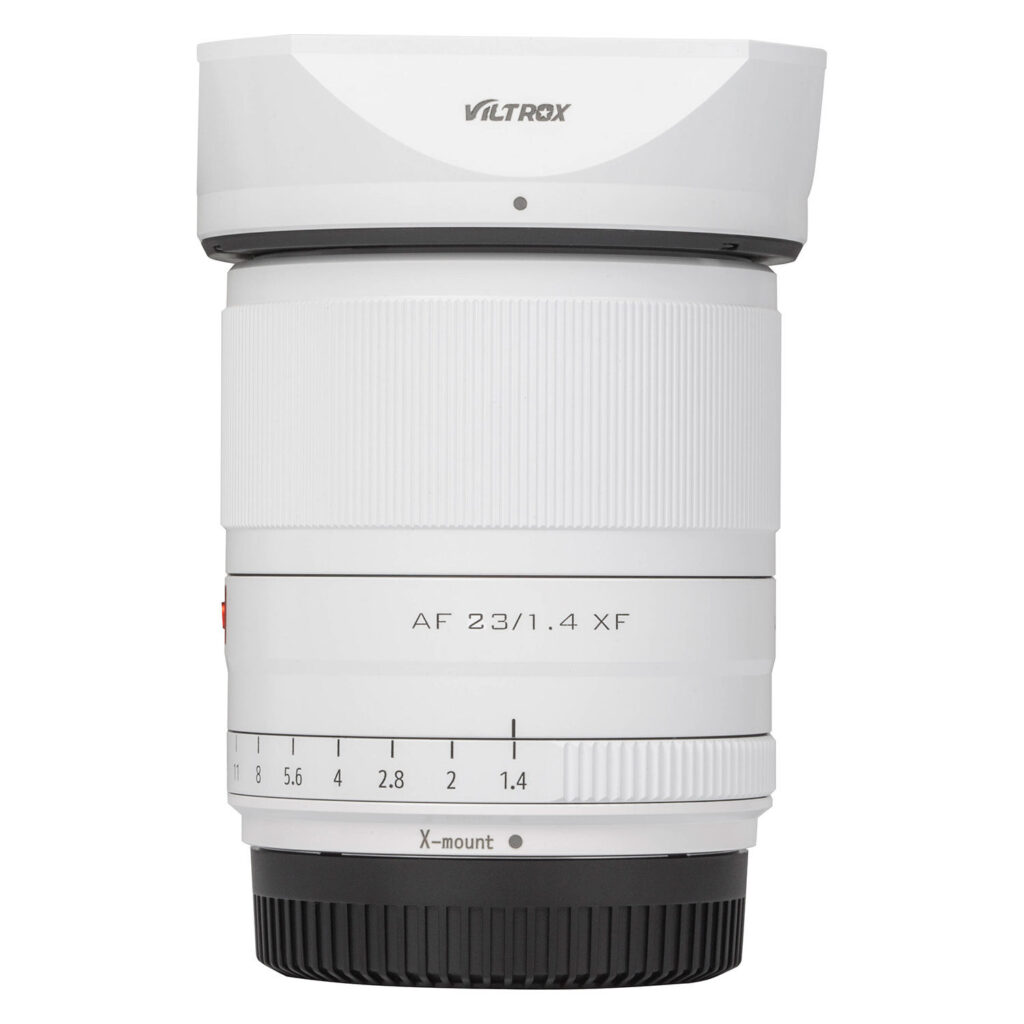 1712578066_301 Rajoitettu painos valkoista Viltrox AF 23mm f/1.4 -objektiivia Fuji X -kameroille, jossa on näkyvät tarkennus- ja aukkorenkaat, "AF 23/1.4 XF" -merkintä tynnyrissä ja vastavalosuoja.