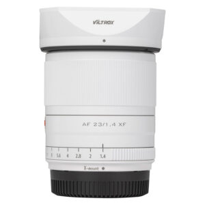 1712578066_301 Rajoitettu painos valkoista Viltrox AF 23mm f/1.4 -objektiivia Fuji X -kameroille, jossa on näkyvät tarkennus- ja aukkorenkaat, "AF 23/1.4 XF" -merkintä tynnyrissä ja vastavalosuoja.