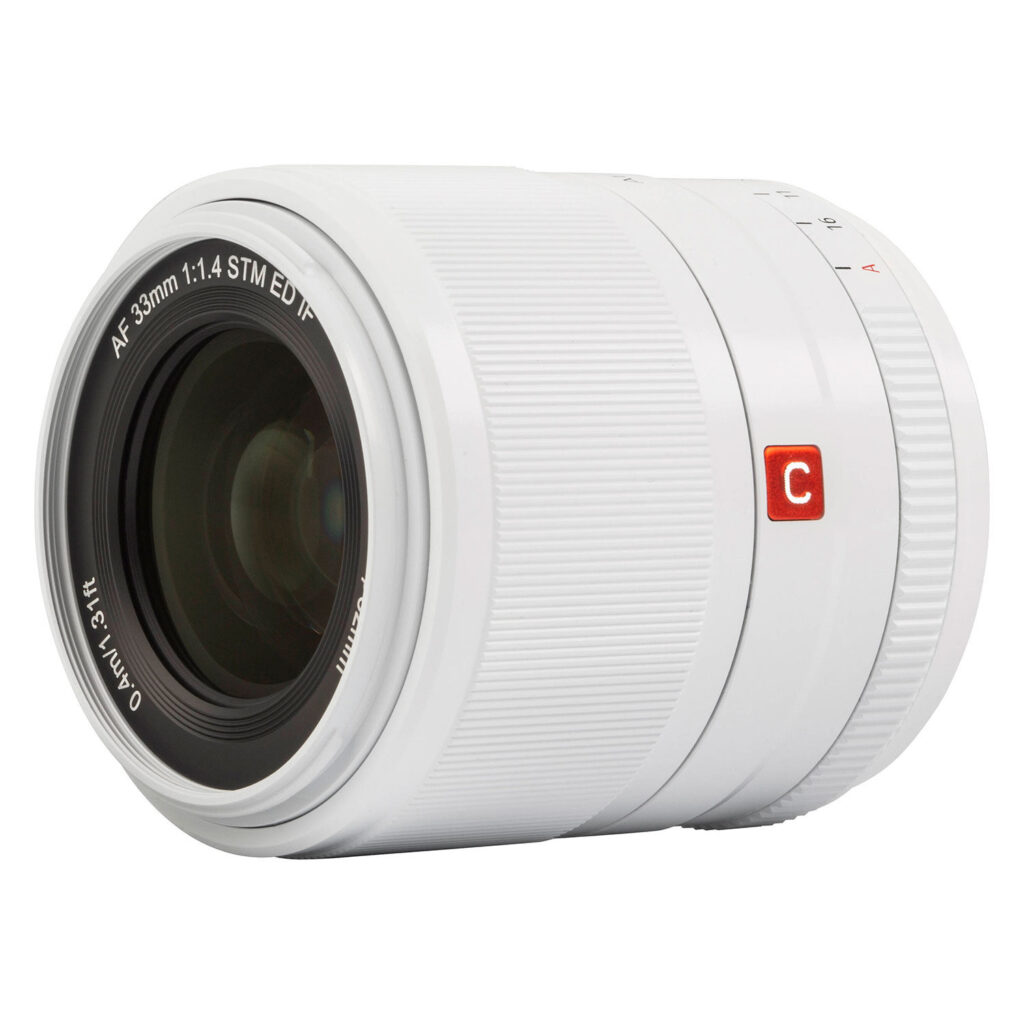 1712578989_095 Viltrox AF 33mm f/1.4 -objektiivi, Fuji X (Limited Edition White) sisältää kuvioidun kahvan, automaattitarkennuksen kytkimen, mustan etulasin ja punaisen C-logon, ja rungossa on merkintä "AF 33mm 1:1.4 STM ED IF".