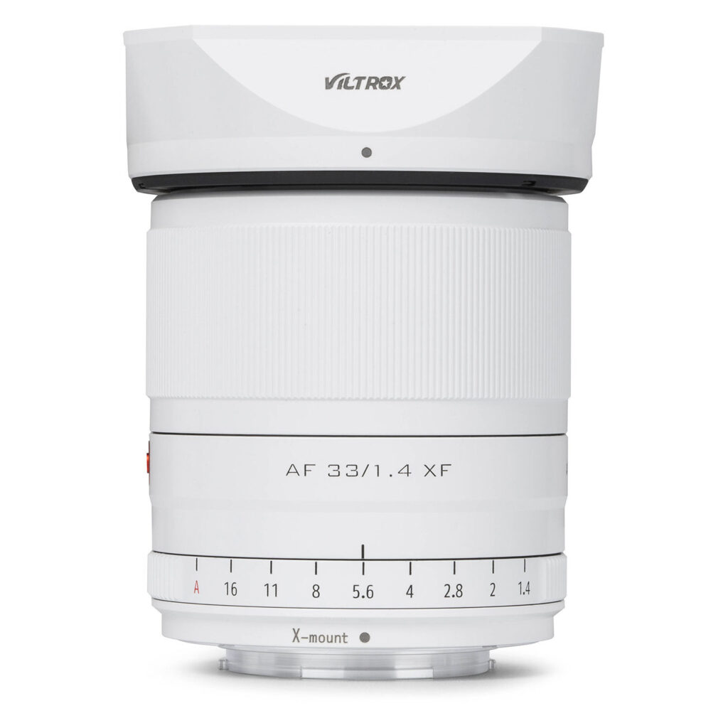 1712578992_011 Viltrox AF 33mm f/1.4 -objektiivi, Fuji X (Limited Edition White), jossa on selkeät tarkennus- ja aukkorenkaat, on esillä pystyssä valkoista taustaa vasten.