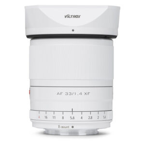 1712578992_011 Viltrox AF 33mm f/1.4 -objektiivi, Fuji X (Limited Edition White), jossa on selkeät tarkennus- ja aukkorenkaat, on esillä pystyssä valkoista taustaa vasten.
