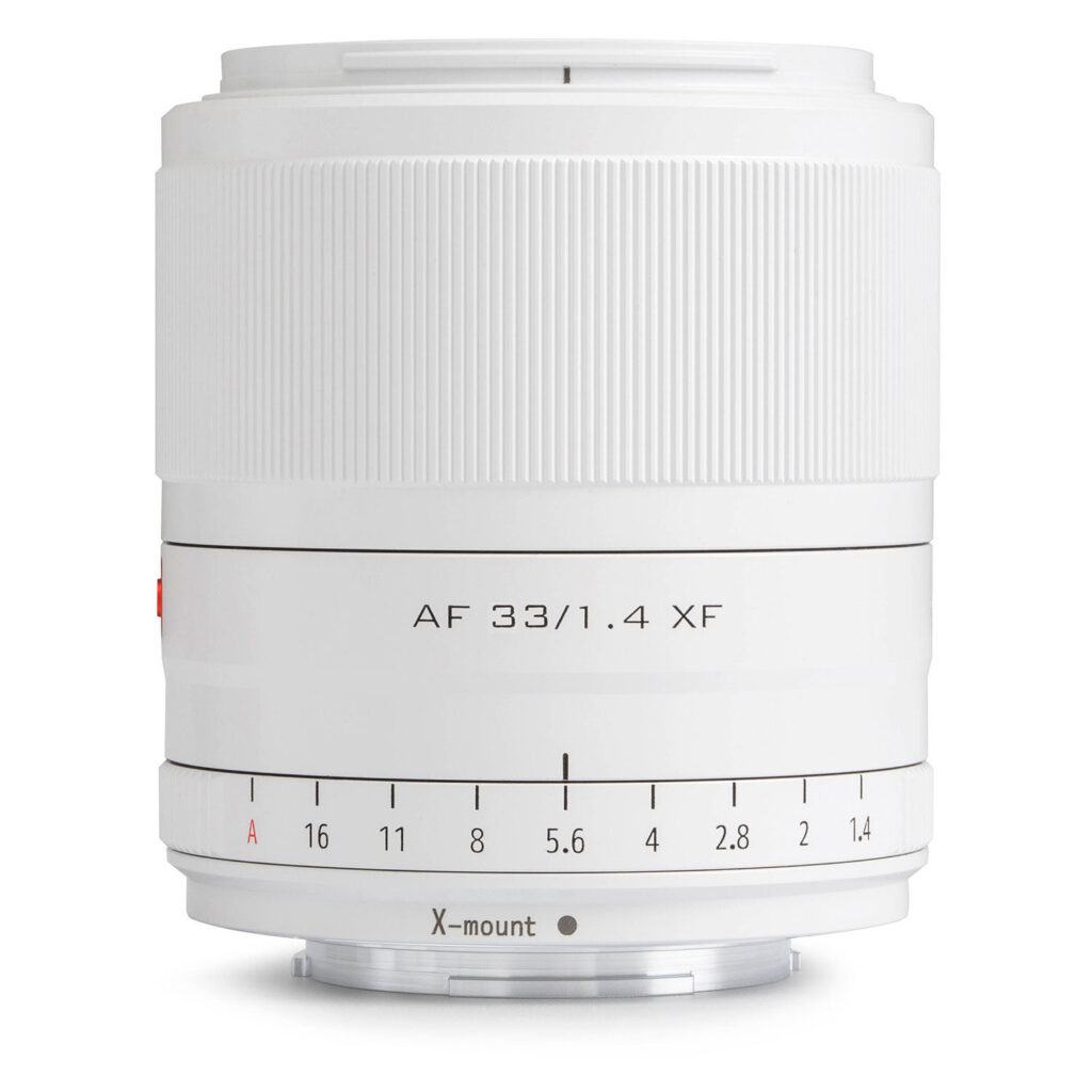 1712578994_860 Viltrox AF 33mm f/1.4 -objektiivi, Fuji X (Limited Edition White) on kuvattu valkoisella pohjalla, ja siinä on aukkomerkinnät 1,4-16 ja X-mount-merkintä pohjassa.