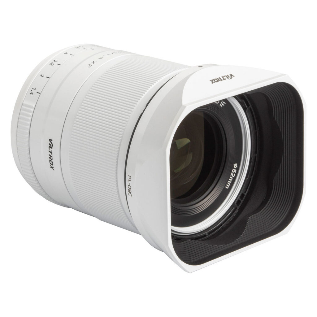 1712578997_342 Rajoitettu painos valkoista Viltrox AF 33mm f/1.4 -objektiivia Fuji X -järjestelmään, jossa on suuri neliönmuotoinen vastavalosuoja ja polttovälin merkinnät tynnyrissä.