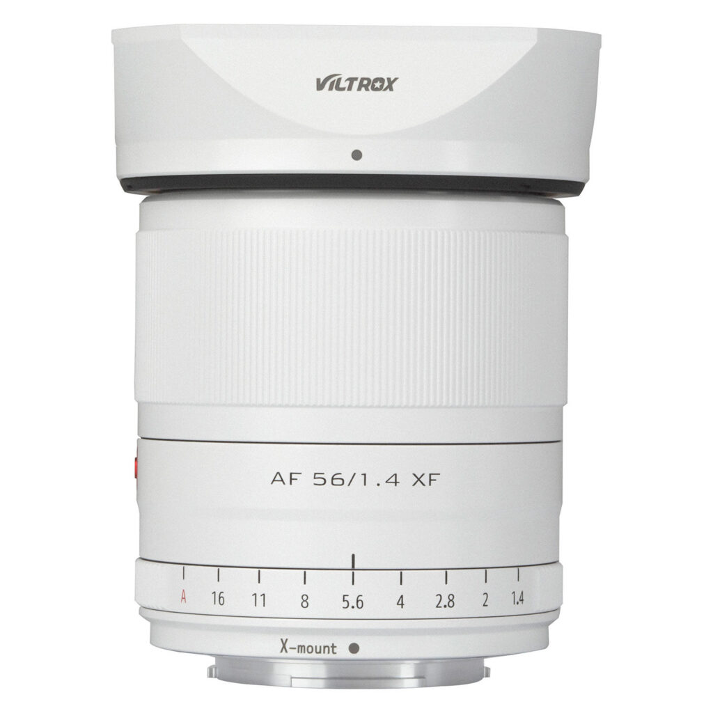 1712581147_870 Viltrox AF 56mm f/1.4 -objektiivi, Fuji X (Limited Edition White) sisältää punaisella ja mustalla numerolla varustetun uurretun tarkennusrenkaan ja aukon säätöpyörän valkoista taustaa vasten, jossa on X-mount-merkinnät.