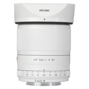 1712581147_870 Viltrox AF 56mm f/1.4 -objektiivi, Fuji X (Limited Edition White) sisältää punaisella ja mustalla numerolla varustetun uurretun tarkennusrenkaan ja aukon säätöpyörän valkoista taustaa vasten, jossa on X-mount-merkinnät.