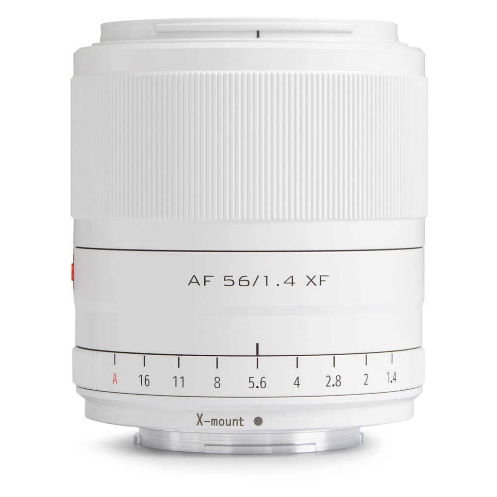 1712581151_016 Viltrox AF 56mm f/1.4 -objektiivi, Fuji X (Limited Edition White), jossa on aukkomerkinnät 1,4-16 ja X-mount-teksti pohjassa, on kuvattu tavallisella valkoisella pohjalla.