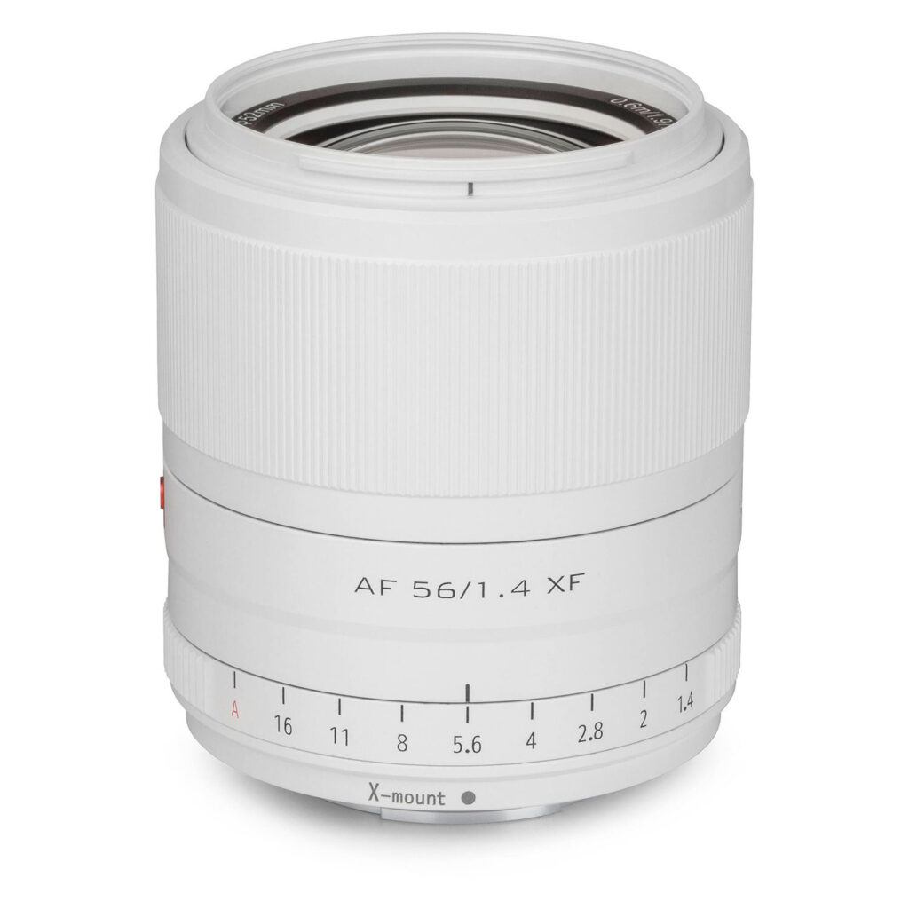 1712581155_086 Viltrox AF 56mm f/1.4 -objektiivi, Fuji X (Limited Edition White), jossa on X-mount, kuvioitu tarkennusrengas lähellä yläreunaa, "AF 56/1.4 XF" on merkitty sivulle ja aukkoarvot 1.4-16 näkyvät.