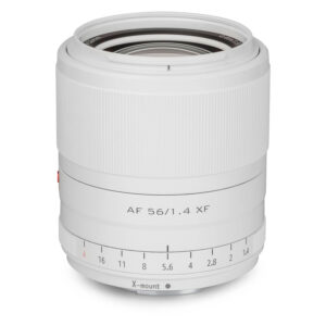 1712581155_086 Viltrox AF 56mm f/1.4 -objektiivi, Fuji X (Limited Edition White), jossa on X-mount, kuvioitu tarkennusrengas lähellä yläreunaa, "AF 56/1.4 XF" on merkitty sivulle ja aukkoarvot 1.4-16 näkyvät.