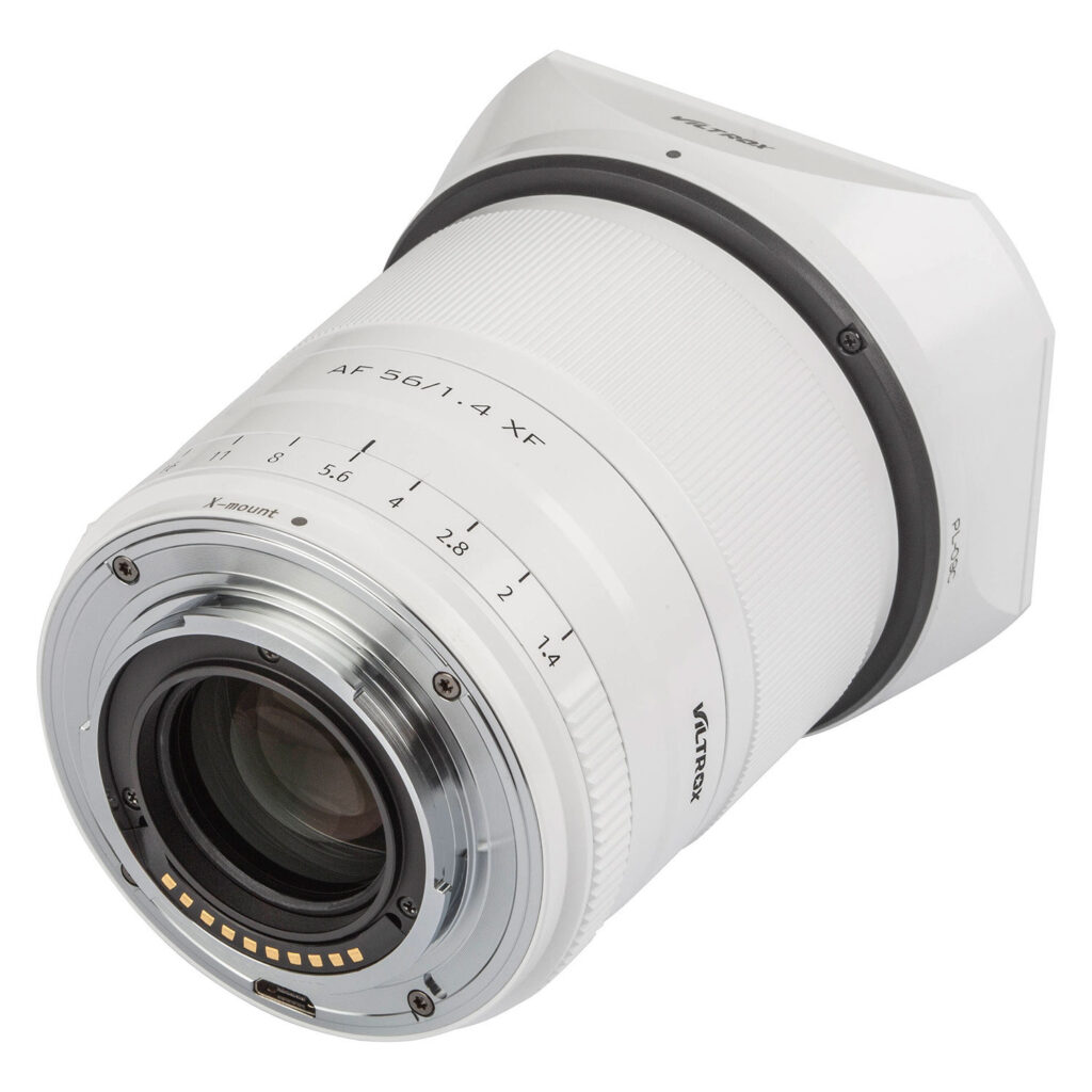 1712581159_627 Viltrox AF 56mm f/1.4 -objektiivi, Fuji X (Limited Edition White) näkyy takaa, ja sen valkoinen viimeistely, metallinen kiinnitys elektronisilla koskettimilla ja aukkomerkinnät piipussa.
