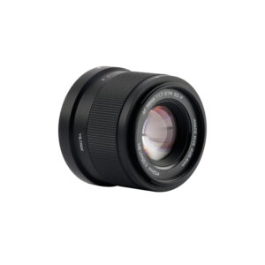 1712655720_364 Viltrox AF 56mm f/1.7 -objektiivi Nikon Z -objektiivissa on musta muotoilu, jossa on valkoinen teksti etureunassa, näkyvät tarkennus- ja zoomausrenkaat sekä heijastavat lasielementit, jotka näkyvät valkoista taustaa vasten.