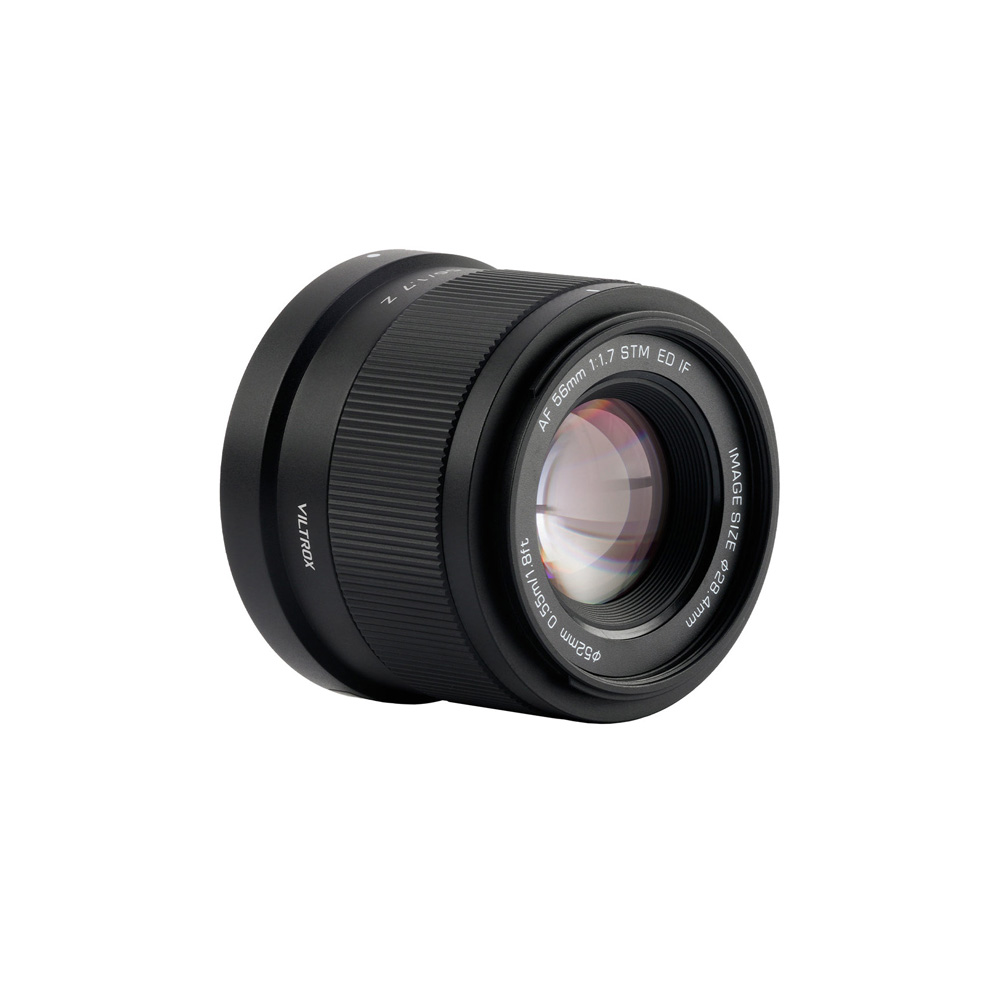 1712655720_364 Viltrox AF 56mm f/1.7 -objektiivi Nikon Z -objektiivissa on musta muotoilu, jossa on valkoinen teksti etureunassa, näkyvät tarkennus- ja zoomausrenkaat sekä heijastavat lasielementit, jotka näkyvät valkoista taustaa vasten.
