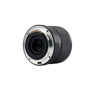1712655723_944 Lähikuva Nikon Z:lle tarkoitetusta Viltrox AF 56mm f/1.7 -objektiivista, joka seisoo pystyasennossa valkoisella pohjalla ja jossa näkyy metallinen objektiivin kiinnitys, elektroniset koskettimet ja VILTROX-brändi sivulla.