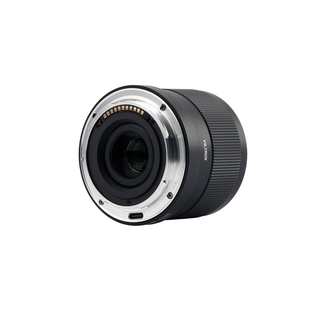 1712655723_944 Lähikuva Nikon Z:lle tarkoitetusta Viltrox AF 56mm f/1.7 -objektiivista, joka seisoo pystyasennossa valkoisella pohjalla ja jossa näkyy metallinen objektiivin kiinnitys, elektroniset koskettimet ja VILTROX-brändi sivulla.