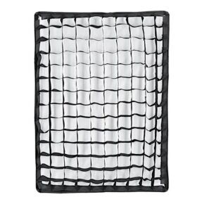 1713261664_014 Godox 50x70cm Grid for Softbox (SB USW5070/SB FS5070) on suorakulmainen musta verkko, jossa on neliönmuotoiset aukot ja paksu musta reunus, kuvassa valkoista taustaa vasten.