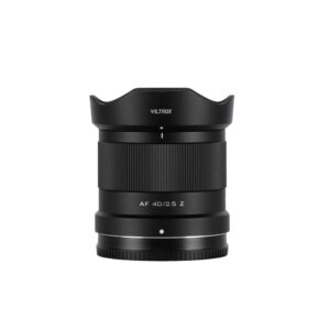 1713352327_527 A Viltrox AF 40mm f/2.5 -objektiivi, Nikon Z seisoo pystyssä valkoista taustaa vasten, ja siinä näkyvät musta sylinterimäinen runko sekä uritettu tarkennusrengas.