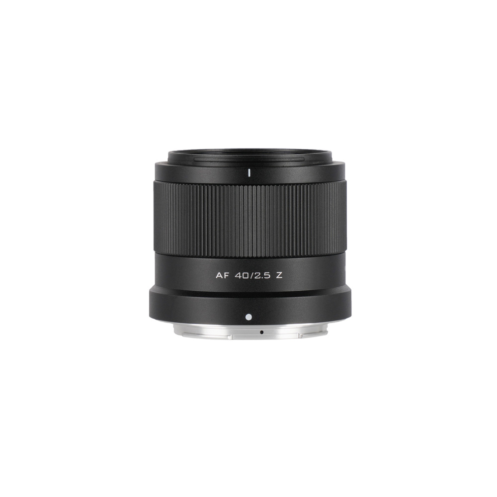 1713352335_274 Musta Viltrox AF 40mm f/2.5 -objektiivi Nikon Z:lle seisoo pystyssä, etupuolella on etiketti näkyvissä, ja se on asetettu valkoista taustaa vasten.