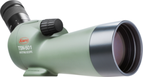 800q-01_108710 KOWA Spottingscope TSN-501 20-40x -kaukoputki vihreänä, mustalla okulaarilla ja tarkennusnupilla, kyljellään valkoista taustaa vasten.