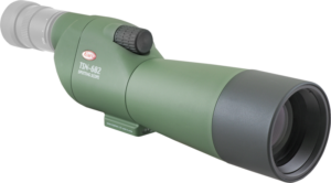 800q-01_111682 Vihreä KOWA Spottingscope TSN-602 -kaukoputki, jossa on suuri linssi, kulmikas okulaari ja tarkennusnuppi, näkyy valkoisella pohjalla.
