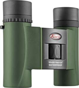800q-01_117433 KOWA SV II 10X25 -kiikarikiikareissa, jotka ovat vihreitä ja mustia ja joissa on kuvioidut kahvat, on merkintä "10x25 Field 6.5° WATERPROOF", ja ne on kuvattu etupuolelta tavallista taustaa vasten.