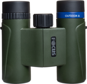 800q-01_121009 Focus Outdoor II 8x25 -kiikari on vihreä, ja siinä on keskellä oleva musta tarkennusnuppi sekä sininen OUTDOOR II -rengas oikeassa okulaarissa. Merkki FOCUS näkyy pystysuorassa sillassa. Asetettu valkoista taustaa vasten.