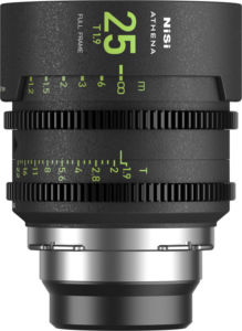 Lähikuva NiSi Cine Lens Athena Prime 25mm T1.9 PL-Mount -objektiivista, jossa on vihreät ja valkoiset tarkennus- ja aukkomerkinnät, kestävä musta metallirakenne ja hammasrenkaat käsisäätöä varten.