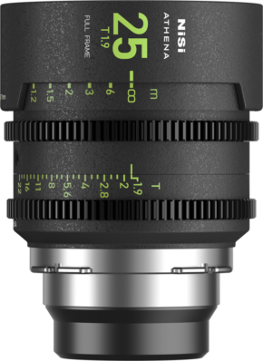 Lähikuva NiSi Cine Lens Athena Prime 25mm T1.9 PL-Mount -objektiivista, jossa on vihreät ja valkoiset tarkennus- ja aukkomerkinnät, kestävä musta metallirakenne ja hammasrenkaat käsisäätöä varten.