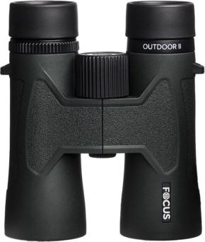 Focus Outdoor II 8x42 -kiikari, jossa on mustat kuvioidut kahvat, OUTDOOR II- ja FOCUS-merkinnät sekä keskitarkennuksen nuppi, näkyy edestä vaaleaa taustaa vasten.