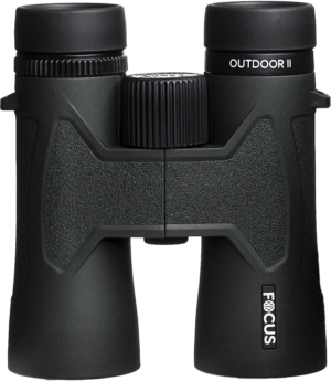 Focus Outdoor II 10x42 -kiikari, jossa on kuvioidut kahvat ja keskitarkennuspyörä, kuvattuna valkoista taustaa vasten.
