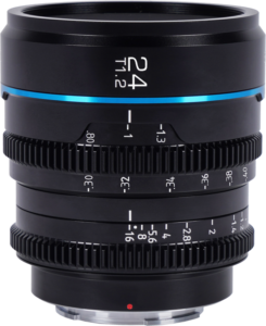 800q-01_126711 Sirui Cine Lens Nightwalker S35 24mm T1.2 L-Mount -objektiivin mustassa mustassa on siniset korostukset, useat kuvioidut tarkennusrenkaat ja aukkorenkaat, joissa on valkoiset numeromerkinnät, ja siinä on merkintä "24 T1.2" tynnyrissä.