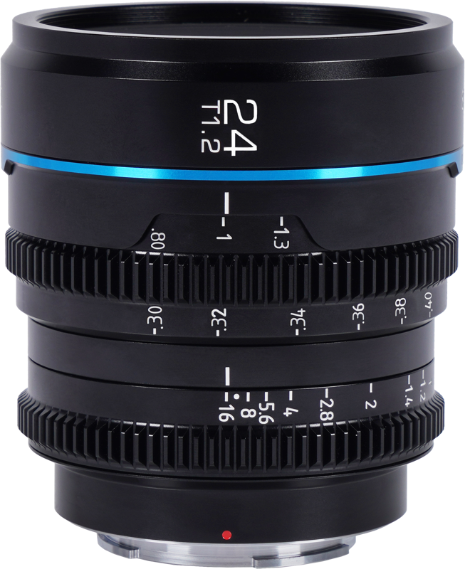 800q-01_126711 Sirui Cine Lens Nightwalker S35 24mm T1.2 L-Mount -objektiivin mustassa mustassa on siniset korostukset, useat kuvioidut tarkennusrenkaat ja aukkorenkaat, joissa on valkoiset numeromerkinnät, ja siinä on merkintä "24 T1.2" tynnyrissä.