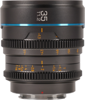 800q-01_126714 Lähikuva Sirui Cine Lens Nightwalker S35 35mm T1.2 L-Mount -objektiivista, metalliharmaa, jossa korostuvat sen tarkennus ja aukkorengas keltaisilla merkinnöillä, sininen korostusrengas lähellä yläreunaa ja tukeva metallinen kiinnike pohjassa.