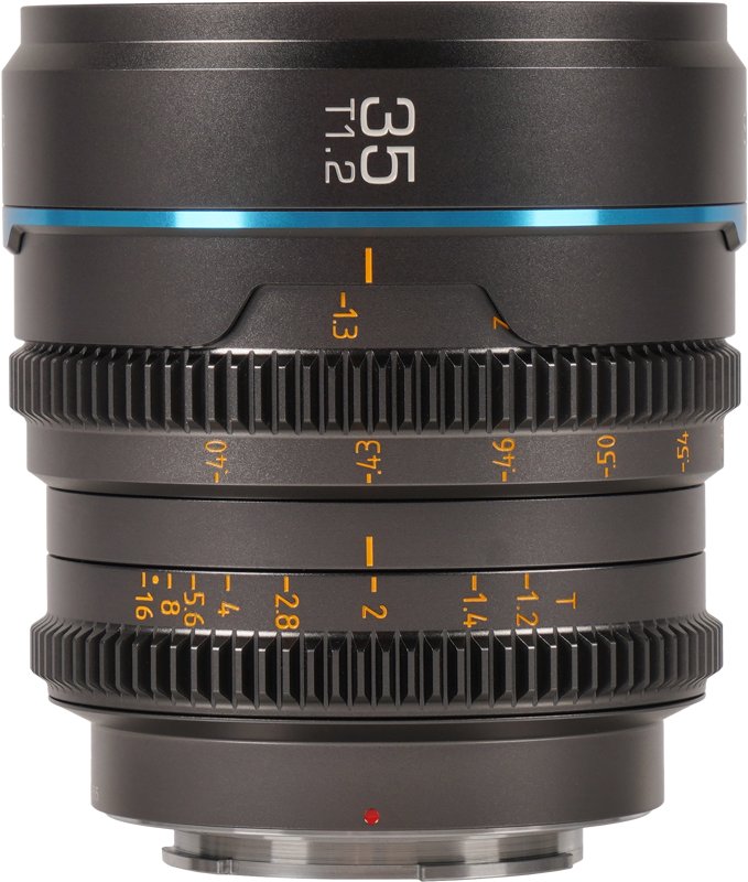 800q-01_126714 Lähikuva Sirui Cine Lens Nightwalker S35 35mm T1.2 L-Mount -objektiivista, metalliharmaa, jossa korostuvat sen tarkennus ja aukkorengas keltaisilla merkinnöillä, sininen korostusrengas lähellä yläreunaa ja tukeva metallinen kiinnike pohjassa.